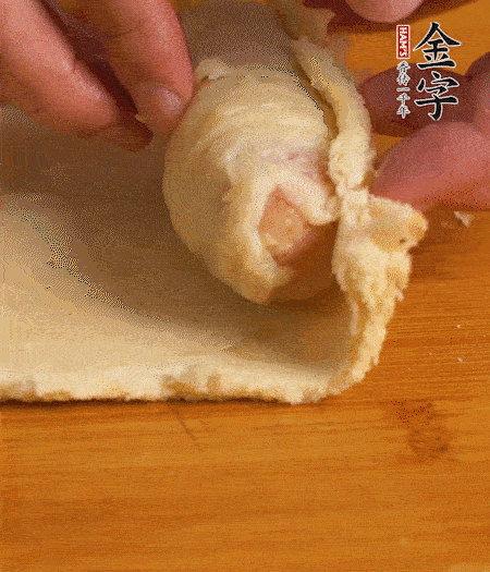 吐司卷起香腸，吐司尾端涂抹少許全蛋液，卷好的吐司表面蘸上蛋液，在裹上一層面包糠，送入預熱好的烤箱中。