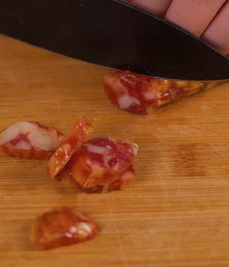 香腸切薄片。