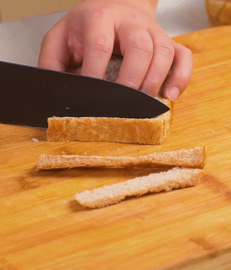 取1片黑麥吐司片，去掉邊邊，涂上一層蛋黃醬。