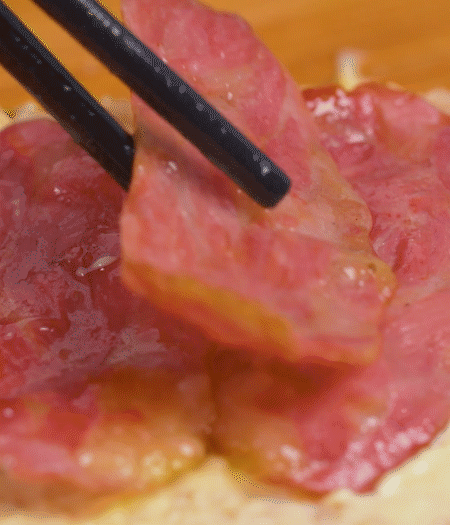 放上火腿、芝士片、生菜，再放一片土司。