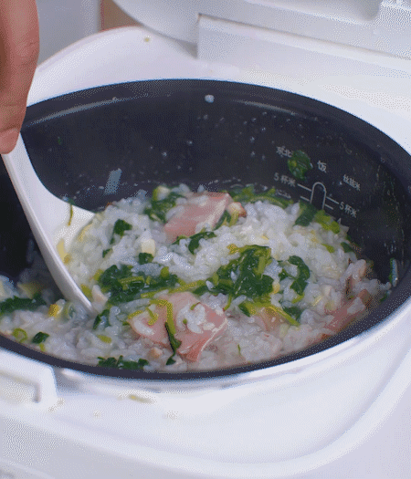 煮好時加白胡椒適當(dāng)調(diào)味。