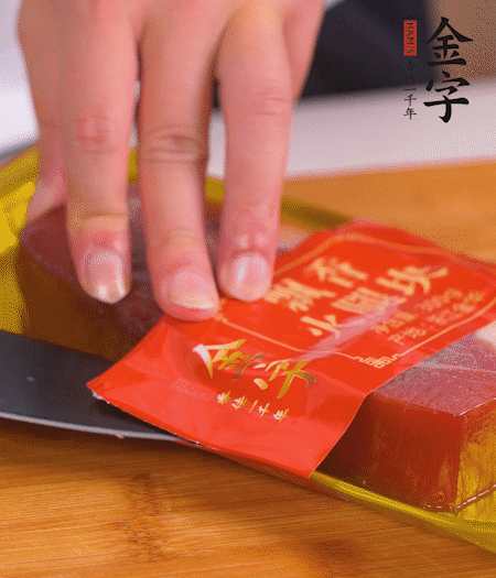 金字火腿切片，生姜切絲，蔥白切末。