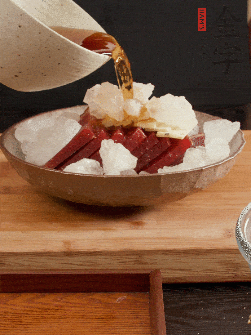 加姜片、冰糖、黃酒、水，蒸60分鐘，將火腿的咸逼出來。