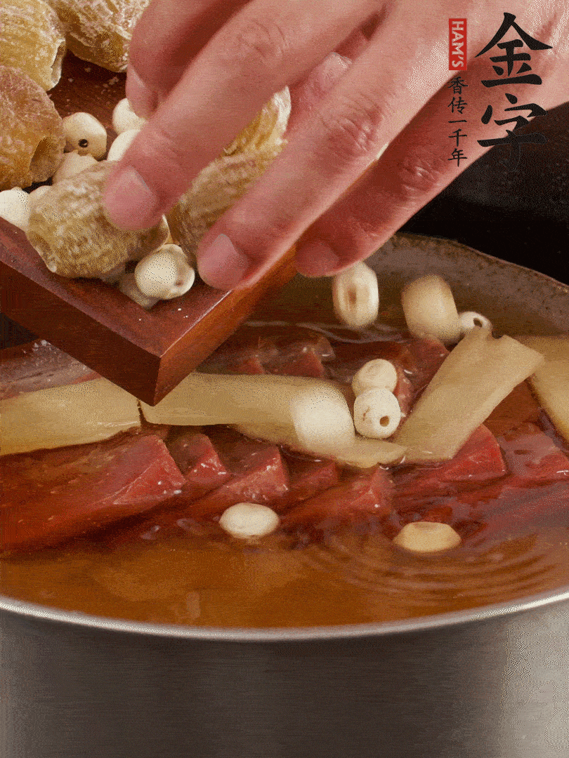 待冰糖融化后，放入蜜棗、蓮子同蒸25分鐘左右。