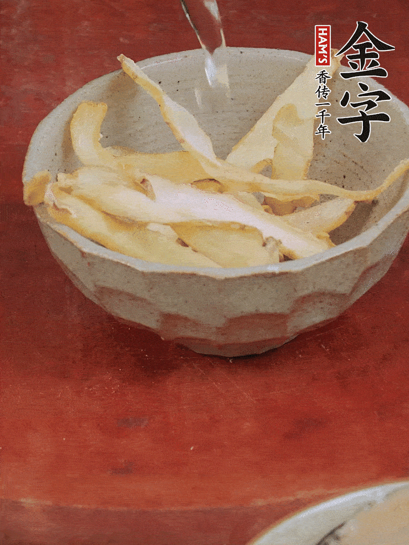 玉竹、花菇分別清水泡發(fā)。