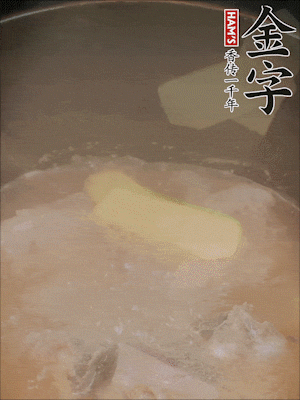 排骨洗凈，加生姜、黃酒焯水，溫水洗凈備用。