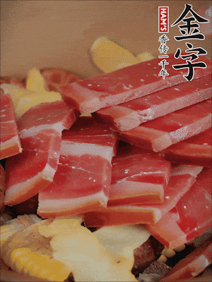 除鮑魚外的所有材料放進鍋里，加清水、姜、黃酒，大火燒開，轉(zhuǎn)小火煲90分鐘。