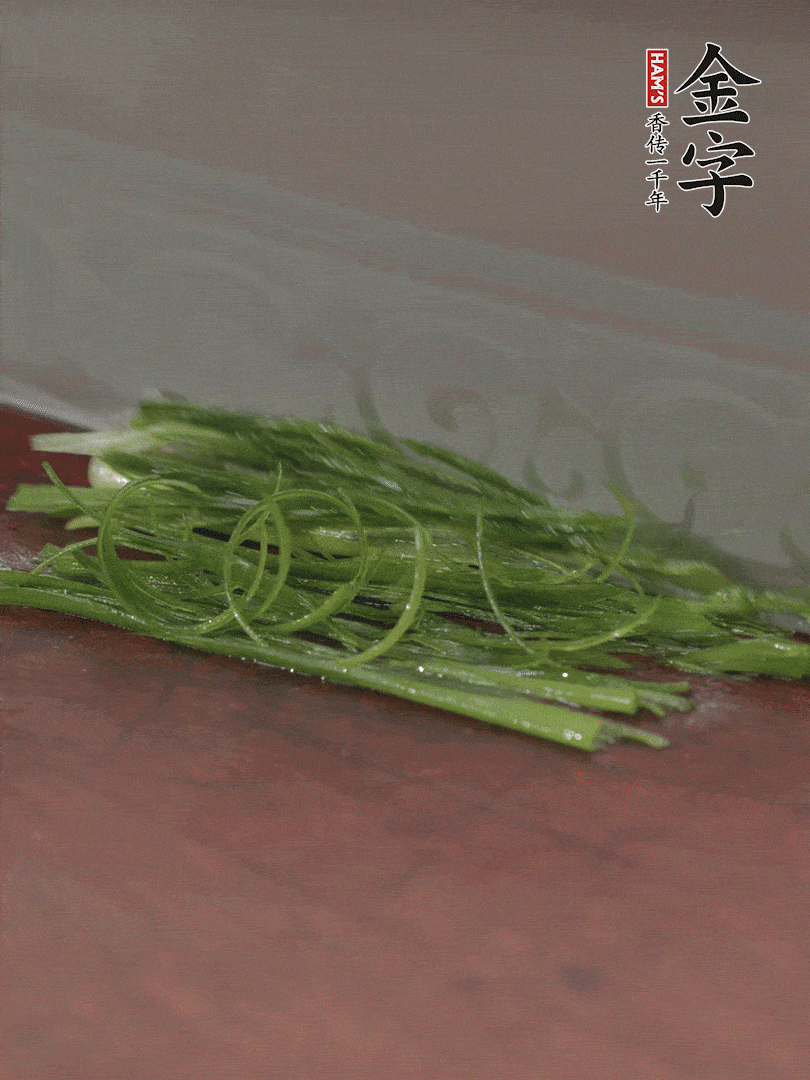 生姜切薄片，紅椒切細(xì)絲，小蔥蔥綠切細(xì)絲，泡入冰水中保持新鮮。