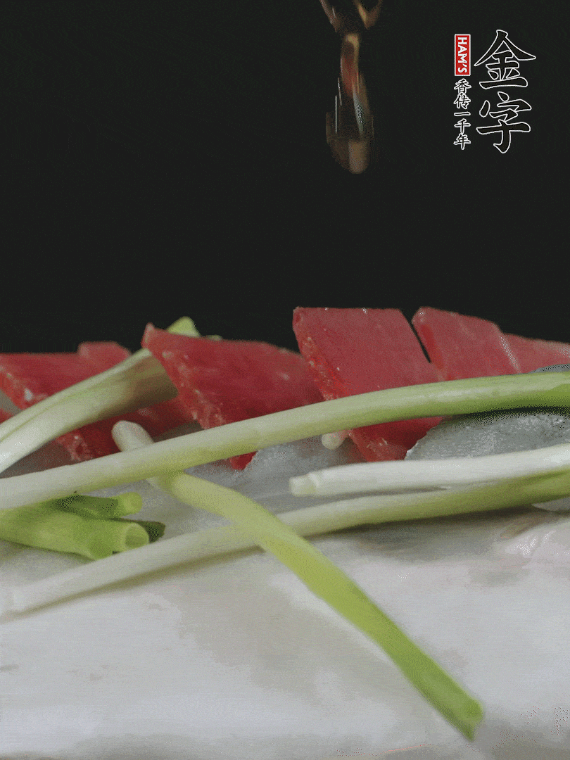 蔥白置于魚(yú)身，放適量豌豆，淋上花雕酒。