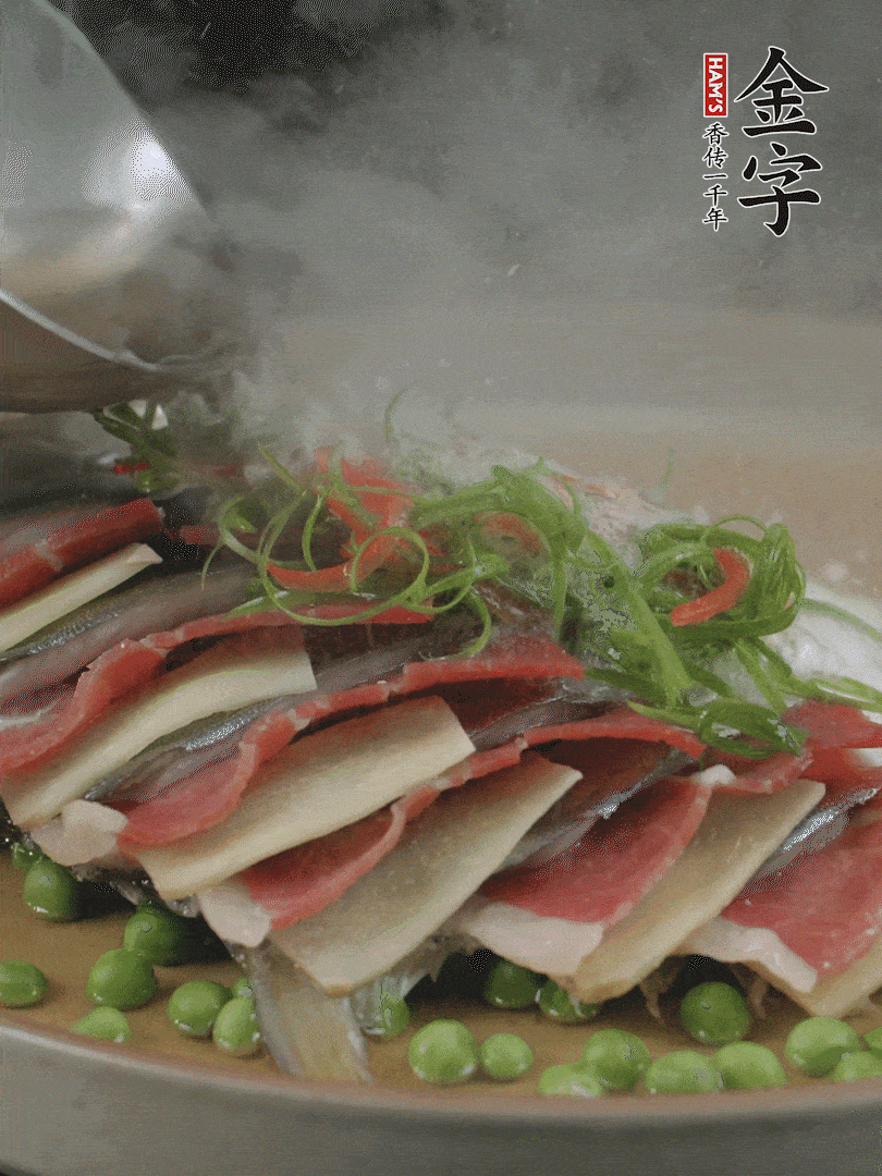 表面放上蔥絲、紅椒絲，淋上熱油。