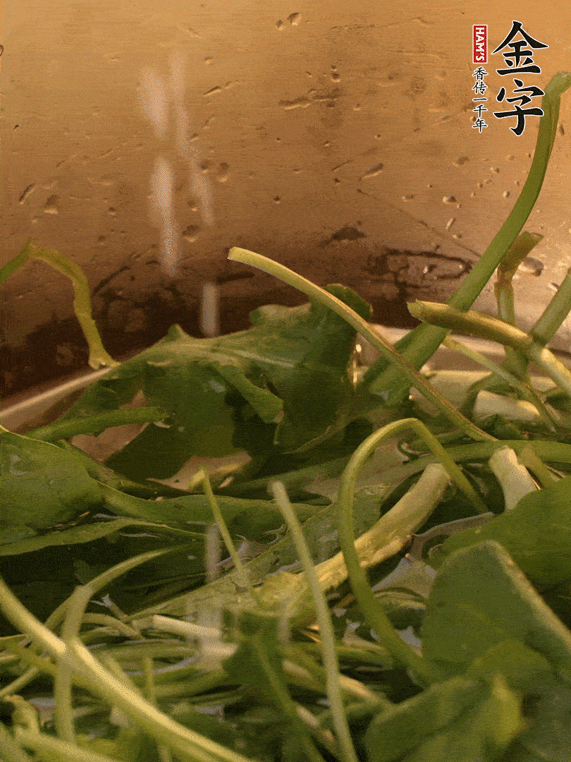 薺菜去掉根部，加小蘇打、鹽熱水沸騰燙軟。