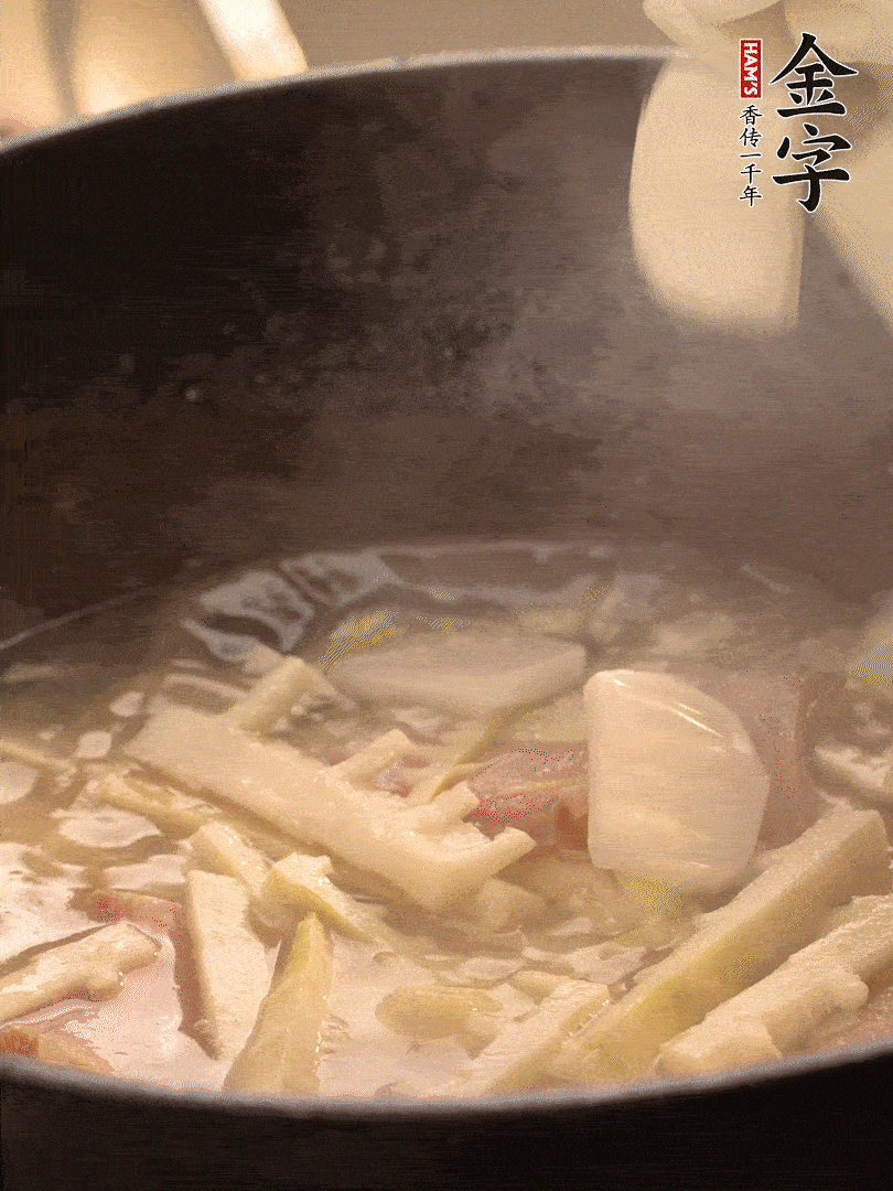 加一點(diǎn)開(kāi)水后，放年糕燜2分鐘至軟。