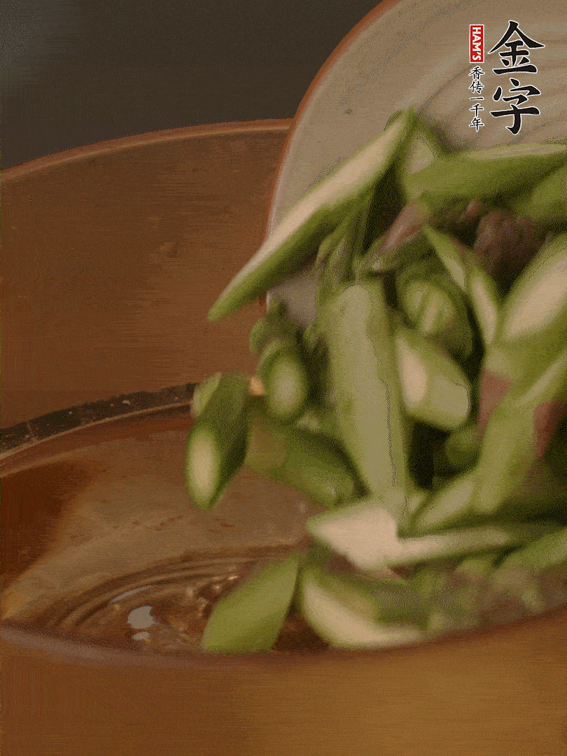 蘆筍、白玉菇焯水30秒備用。