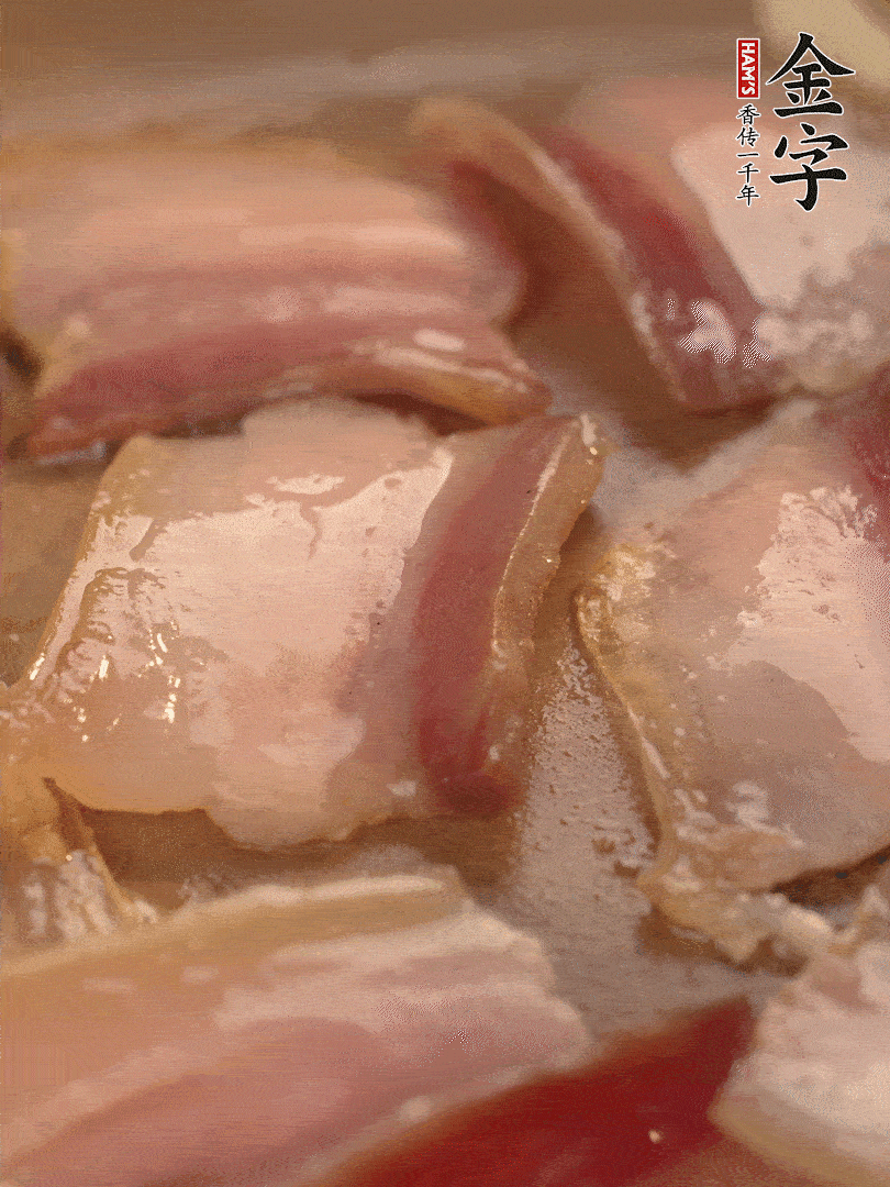 鍋中熱油煸香大蒜、咸肉。