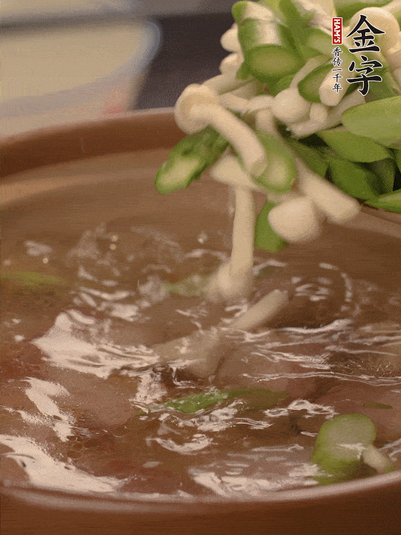 咸肉肥肉部分變透明時，加清水，放蘆筍、白玉菇大火煮開。