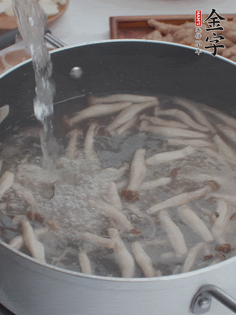 油熱爆香大蔥、蒜末，下蟹味菇炒軟，放清水。