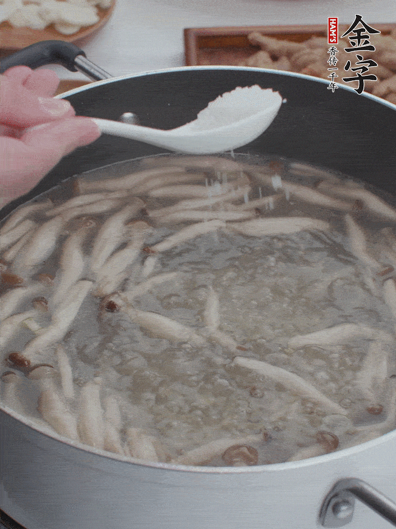 1勺鹽、一點(diǎn)胡椒粉調(diào)味。