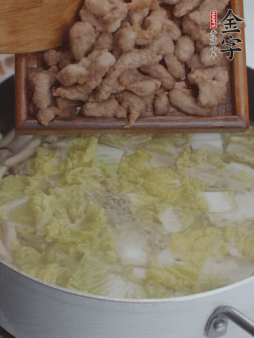 水開(kāi)后煮10分鐘，下娃娃菜、小酥肉煮3分鐘。