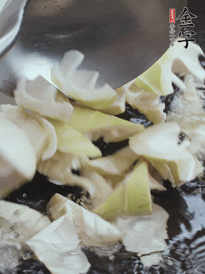 新鮮春筍去老根，剝殼切滾刀塊焯水去澀。