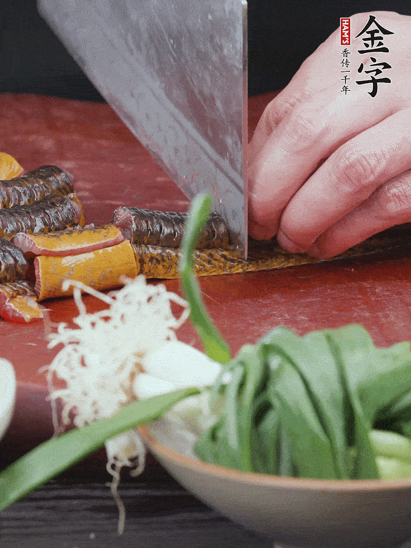 黃鱔去內(nèi)臟洗凈，切花刀斬段。沸水下鍋，加黃酒焯水去血沫。