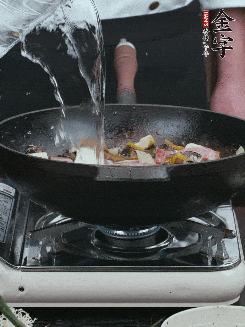 加適量黃酒，倒清水沒過。