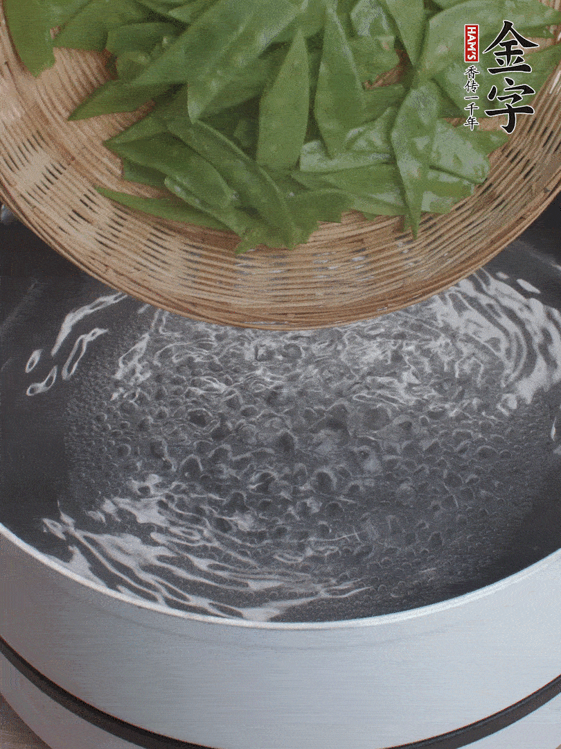 甜豆莢撕掉老筋，斜切兩半，焯水1分鐘。