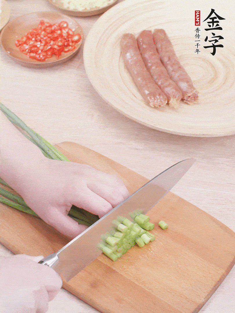 蒜苔切丁，蔥姜蒜切小丁，小米辣切圈。