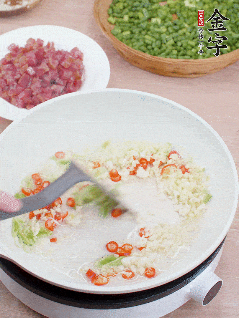 鍋中熱油，蔥姜蒜、小米辣煸香。