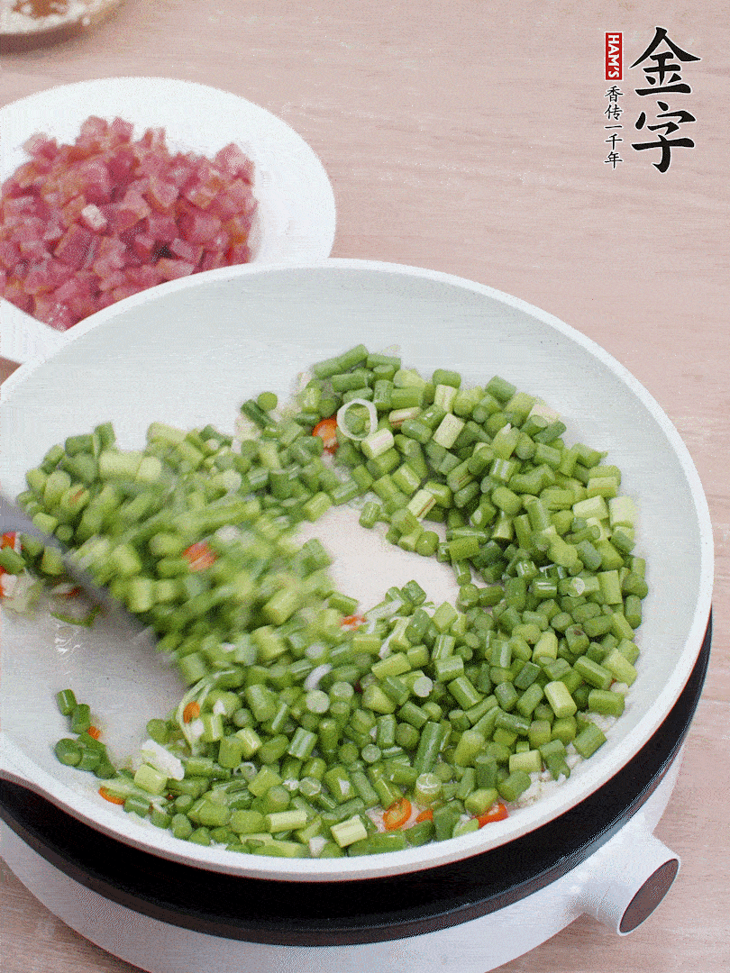 下蒜苔丁、一點鹽翻炒。