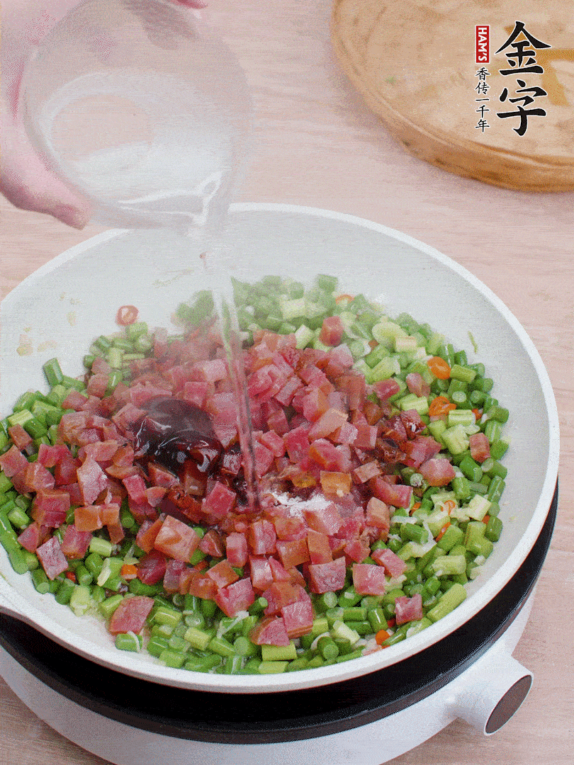 放香腸丁、1勺老抽、1勺蠔油、1/3勺白糖、少許清水炒至斷生。