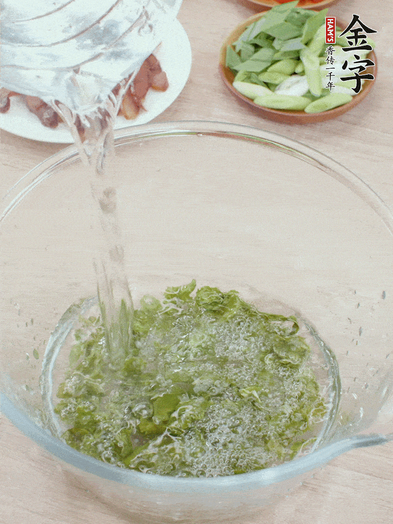 萵筍干溫水泡2小時(shí)，青紅辣椒切圈，姜切片，青蒜斜切段。