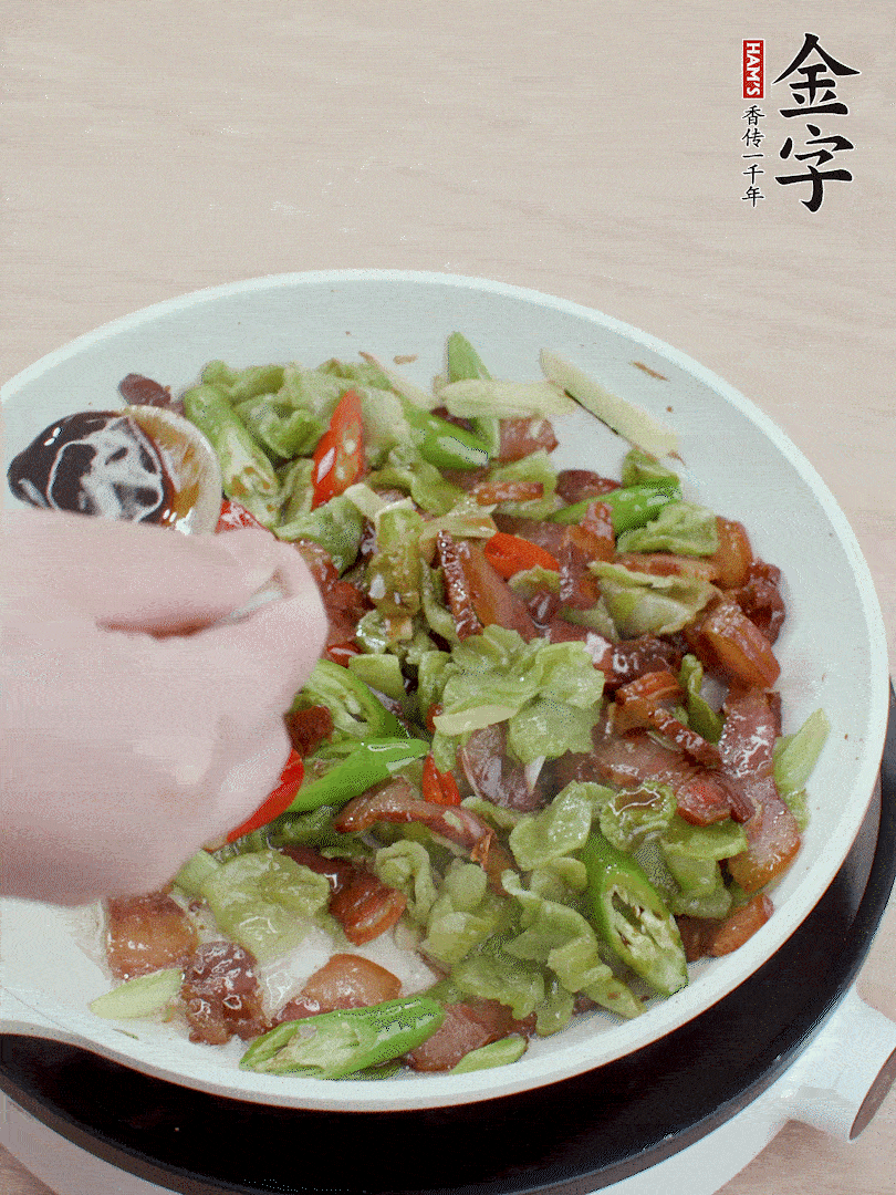 2勺生抽調(diào)味，最后撒蒜葉。