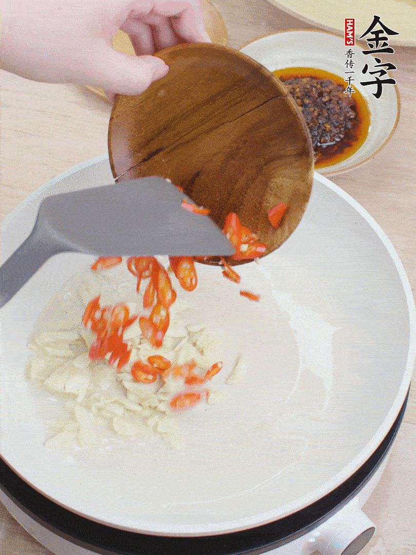 油熱煸香蒜末、辣椒。