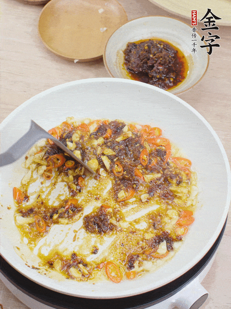 金字火腿干貝醬1勺翻炒均勻。