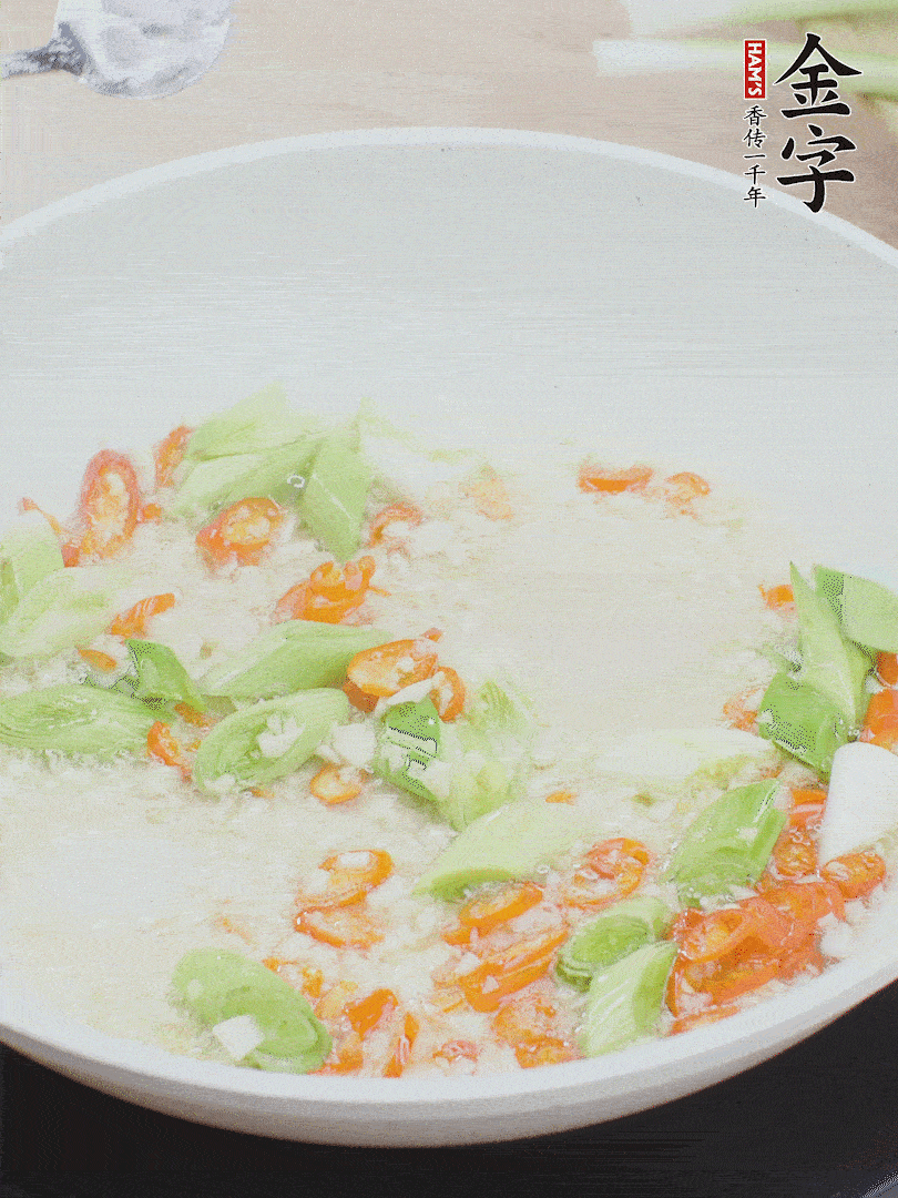 油5成熱時，下蒜末、辣椒、蒜白煸炒。