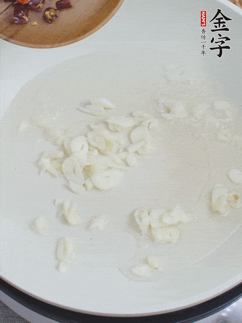 藕去皮，切成1cm見方的丁，放入清水浸泡。美人椒切圈。蒜切成末。