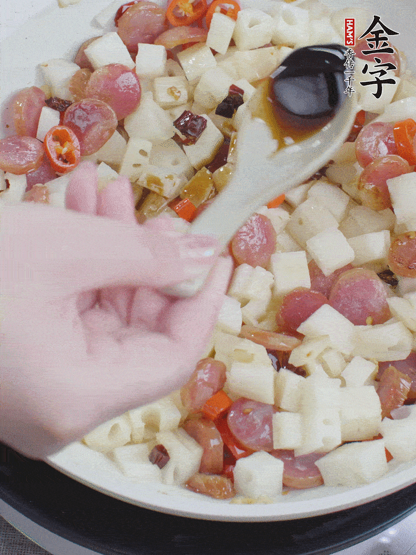 下藕丁，加生抽、香醋、白糖、鹽翻炒均勻。