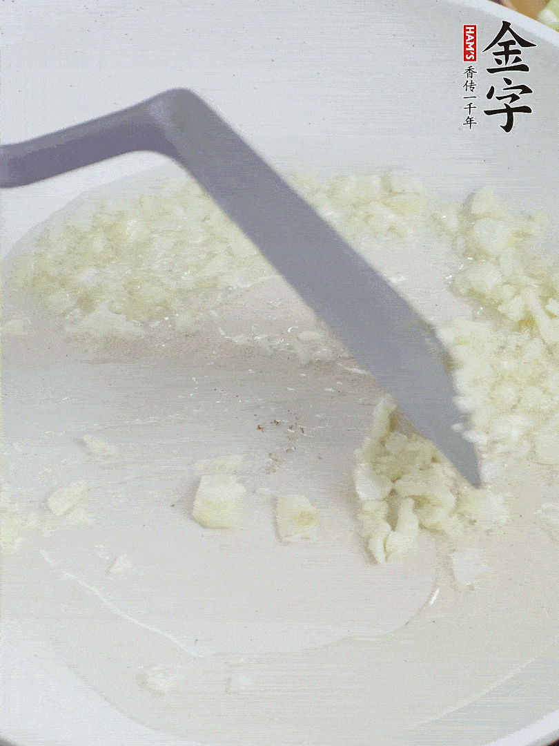 冷鍋熱油，下大蒜煎至兩面微黃。