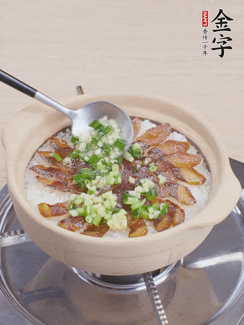 倒蔥姜醬再燜1分鐘。（也可以淋點生抽）