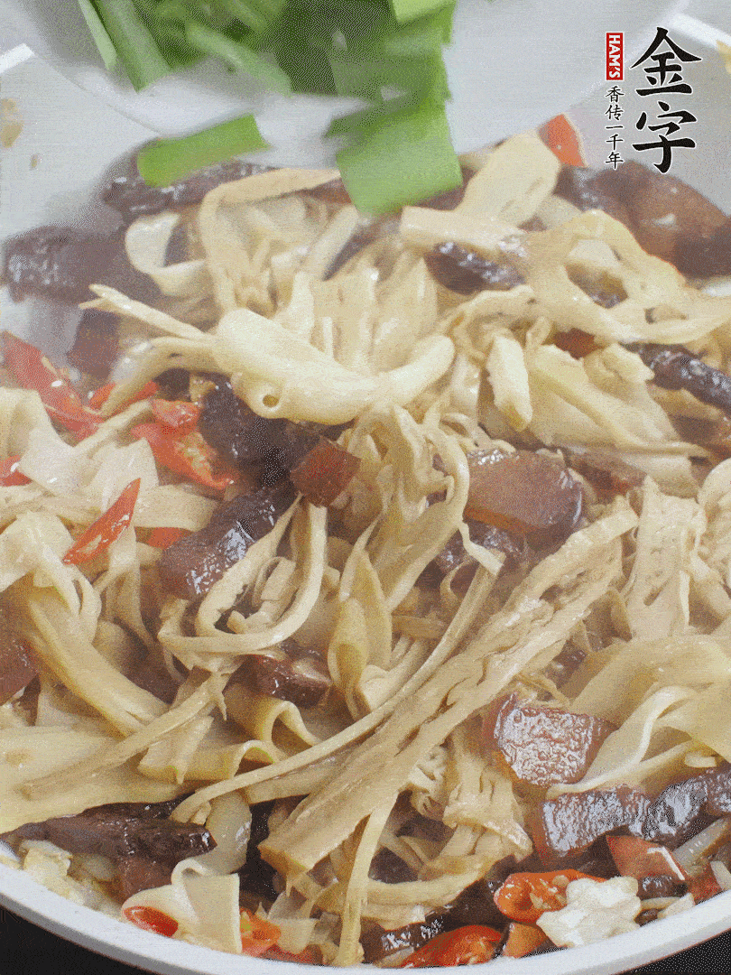 翻炒均勻，下蒜葉。