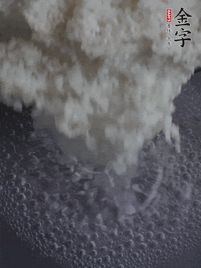 浸泡好的大米，沸水下鍋煮5分鐘，撈出瀝干。