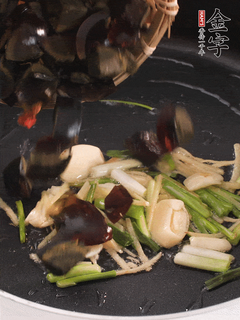 熱油爆香蔥姜，放入皮蛋翻炒至氣泡。