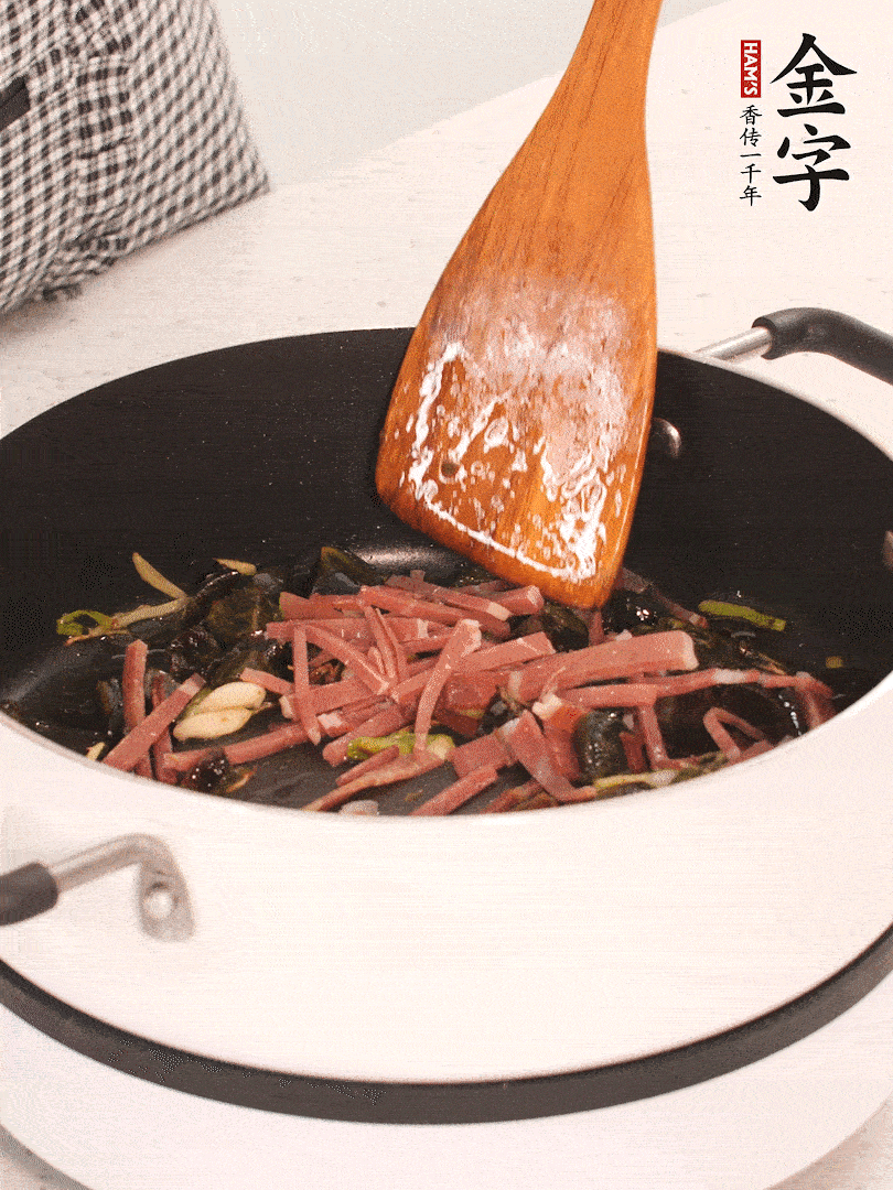 加入火腿煸炒一會(huì)，倒入開水燉煮15分鐘。