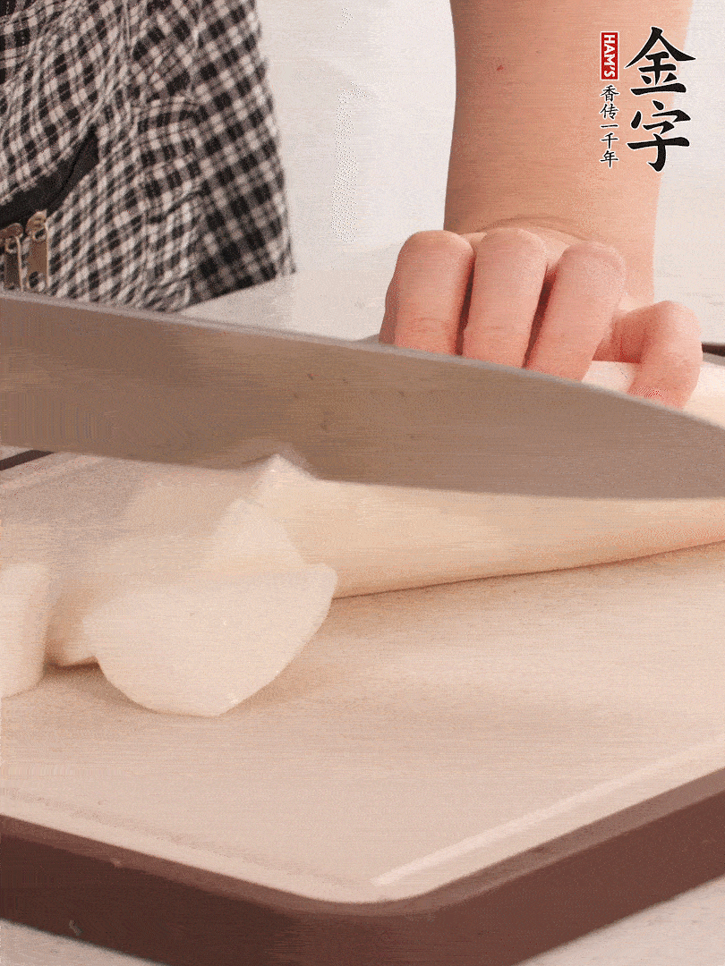 蘿卜切塊，火腿切片。