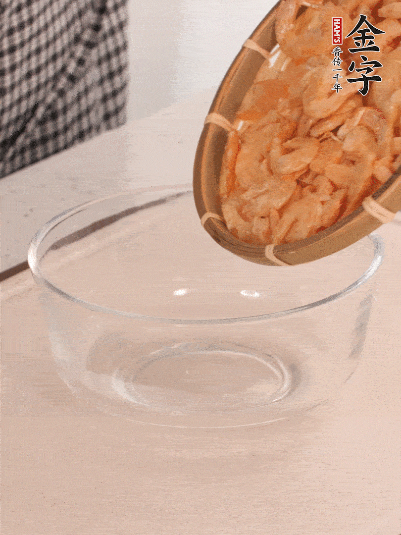 海米提前用溫水浸泡一會(huì)。