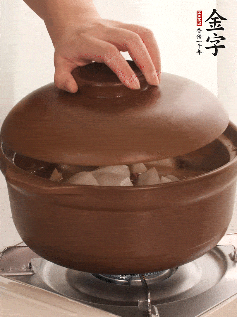 倒沒(méi)過(guò)食材的熱水，大火燒開(kāi)。蓋上蓋子轉(zhuǎn)中小火，燉15-20分鐘。等蘿卜煮到喜歡的軟爛度就可以關(guān)火。