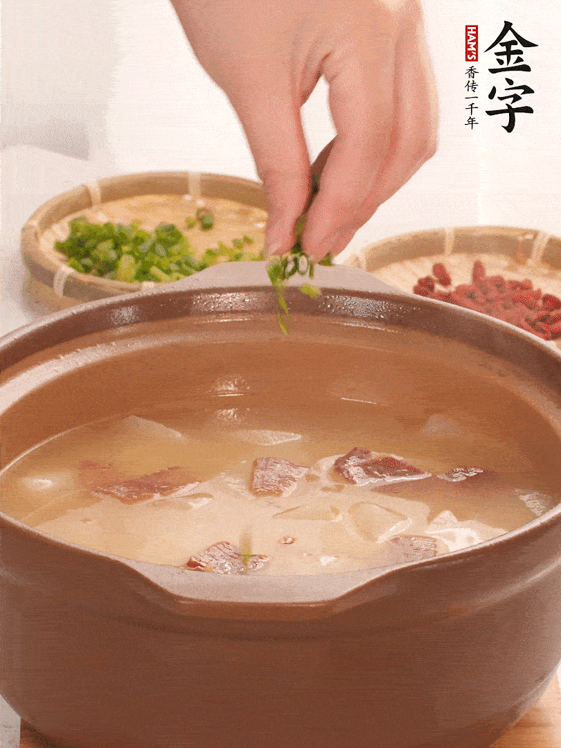 最后點(diǎn)綴點(diǎn)小蔥花、枸杞，增色提味。