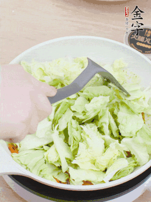 下卷心菜翻炒。