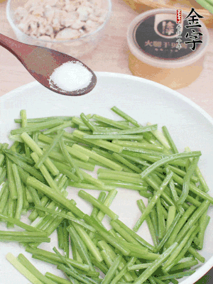 起鍋熱油，下韭菜苔炒至變色。加少許鹽。