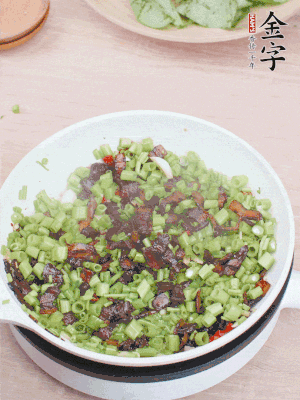 1勺生抽、1勺蠔油、1點(diǎn)點(diǎn)白糖調(diào)味。